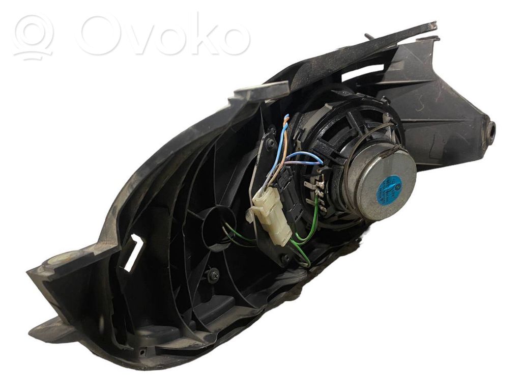 Skaļrunis (-i) aizmugurējā palodzē