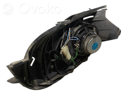 Skaļrunis (-i) aizmugurējā palodzē