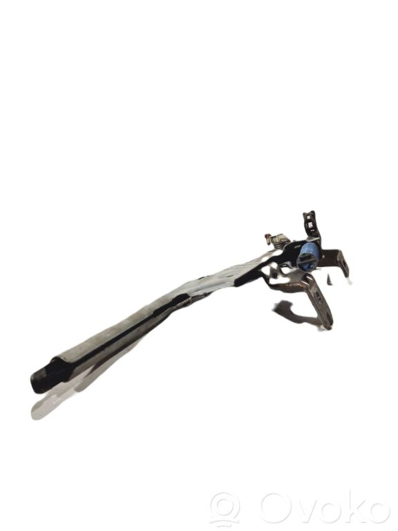 Rokas bremzes mehānisms (salonā)