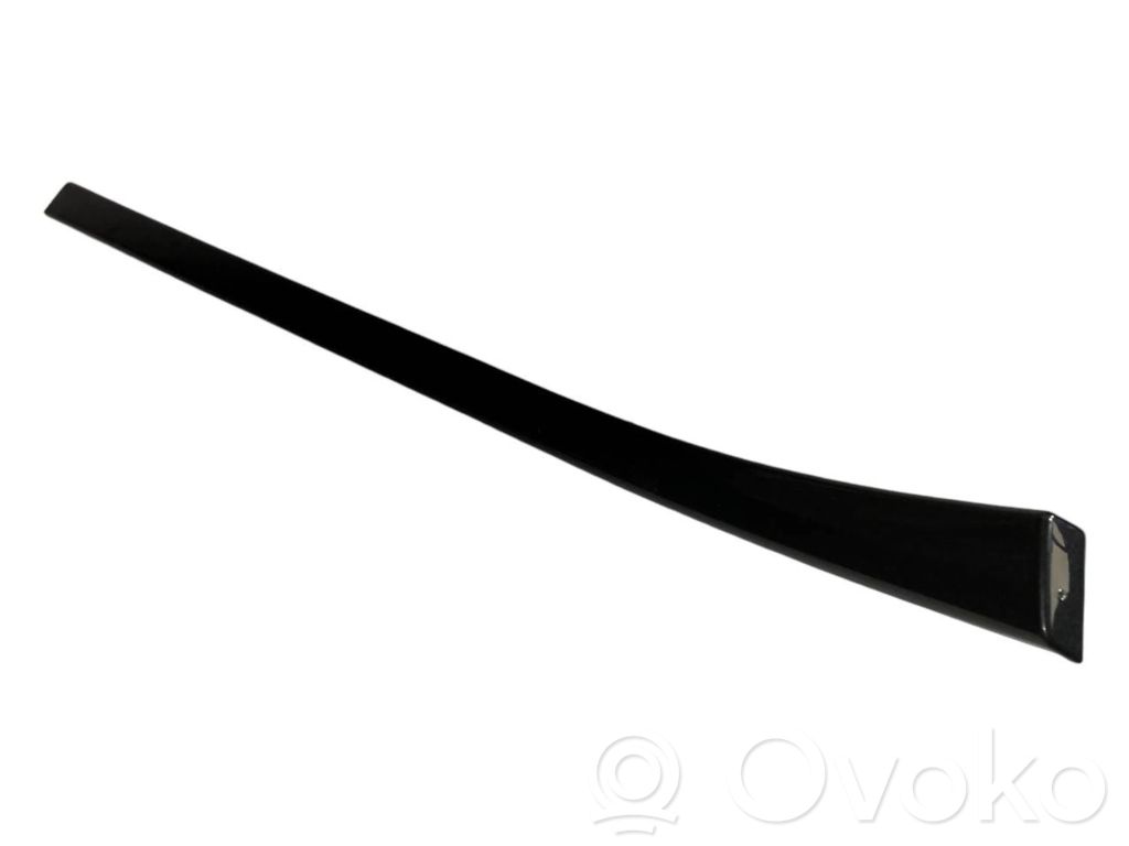 Priekšpusē dekoratīvās apdares lenta