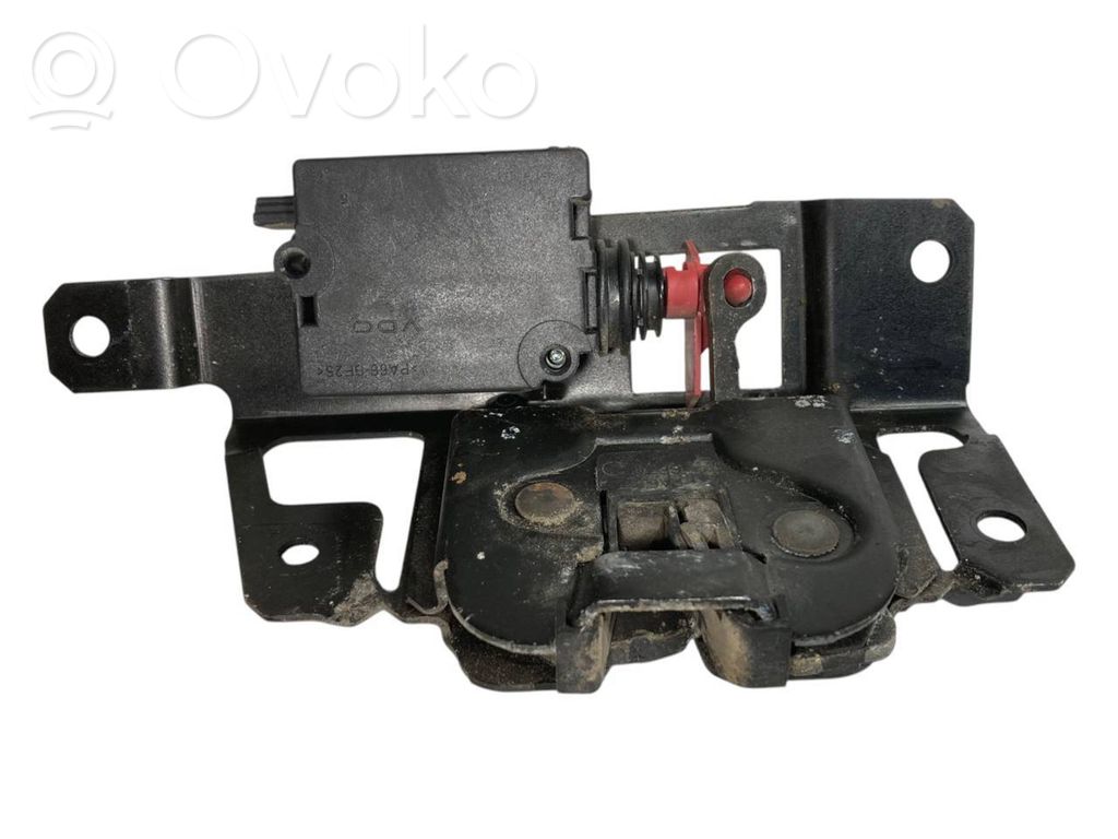 Aizmugurējā pārsega slēdzene