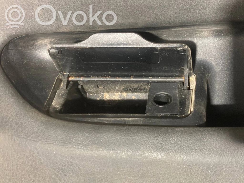 Apšuvums aizmugurējām durvīm