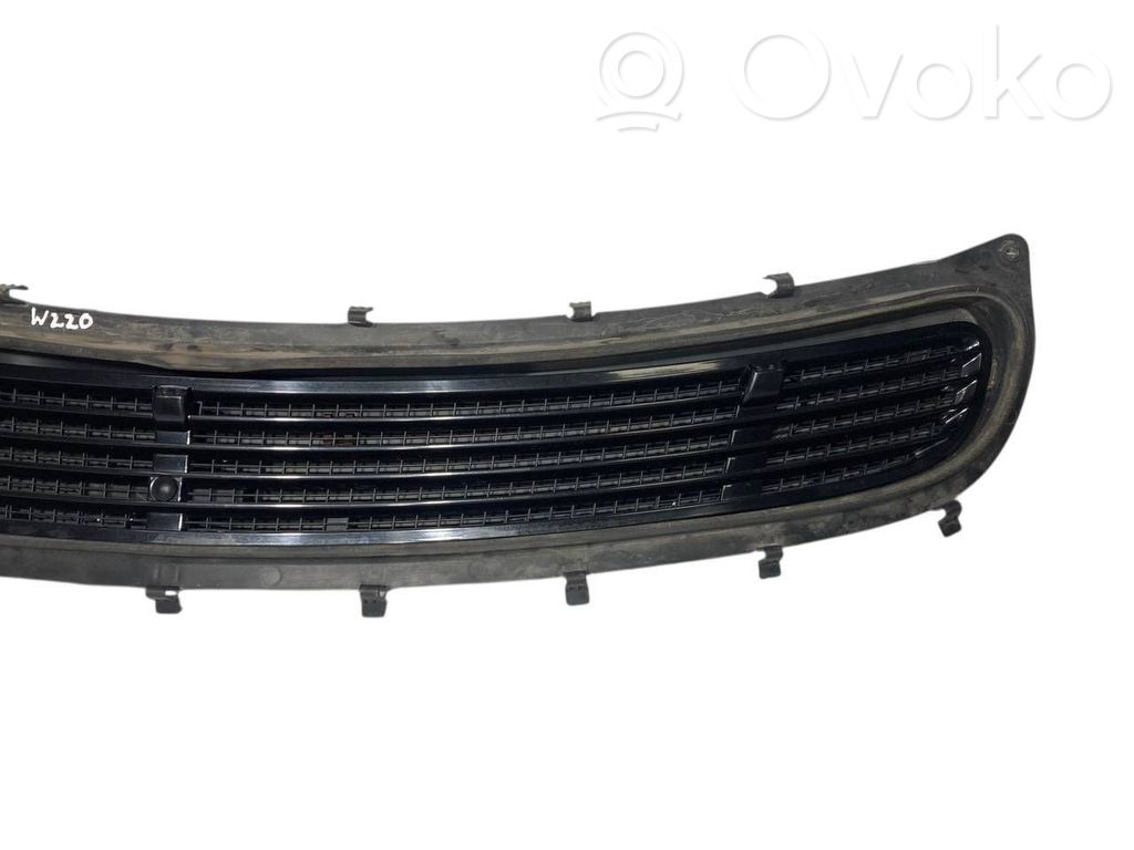 Dzinēja pārsega dekoratīvais režģis