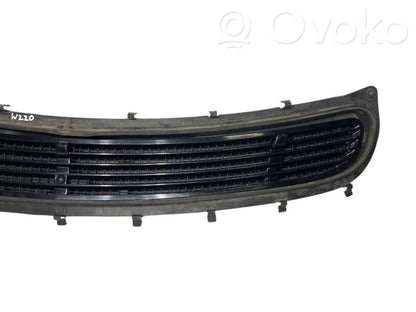 Dzinēja pārsega dekoratīvais režģis