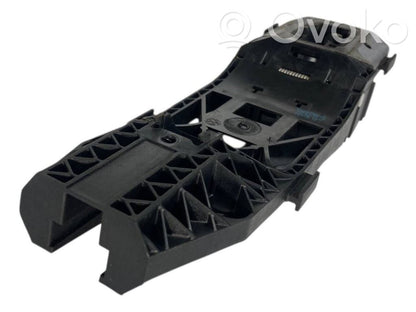 Priekšpusē turētājs / kronšteins ārējam atvēršanas rokturim