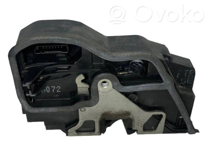 Priekšpusē slēdzene