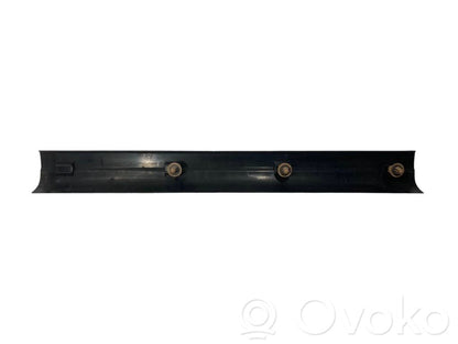 Priekšējā sliekšņa dekoratīvā apdare (iekšējā)