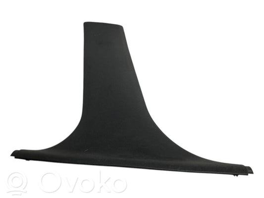 (B) statņa dekoratīvā apdare (apakšdaļa)