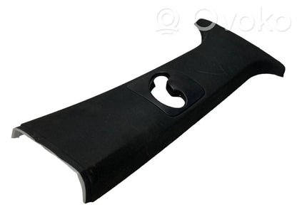 (B) statņa dekoratīvā apdare (augšdaļa)