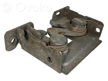 Dzinēja pārsega slēdzene