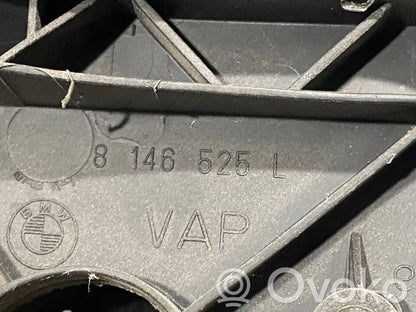 Skaļrunis (-i) aizmugurējā palodzē