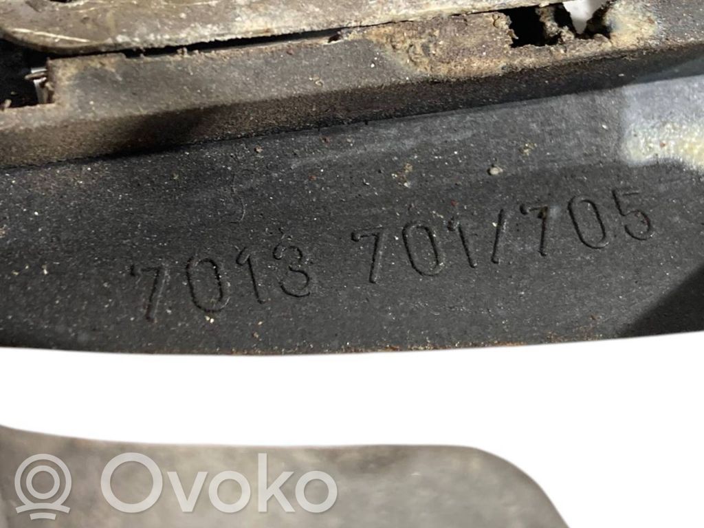 Priekšpusē turētājs / kronšteins ārējam atvēršanas rokturim