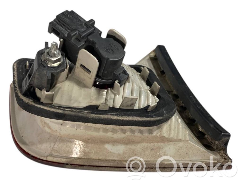 Aizmugurējais lukturis pārsegā