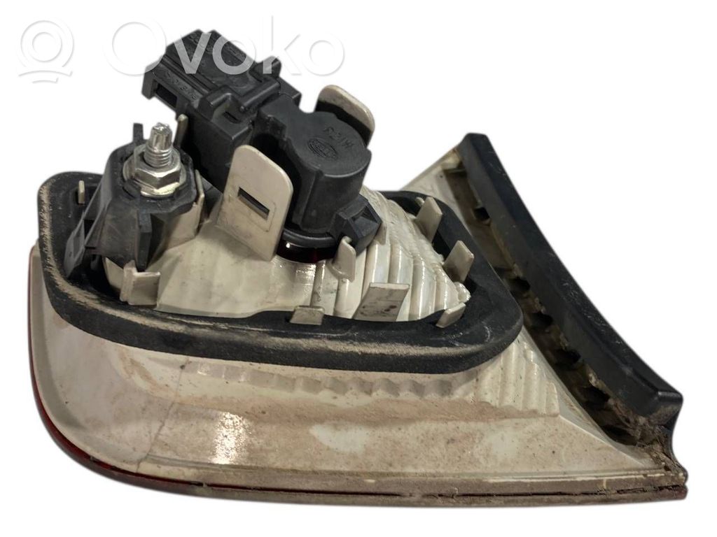 Aizmugurējais lukturis pārsegā