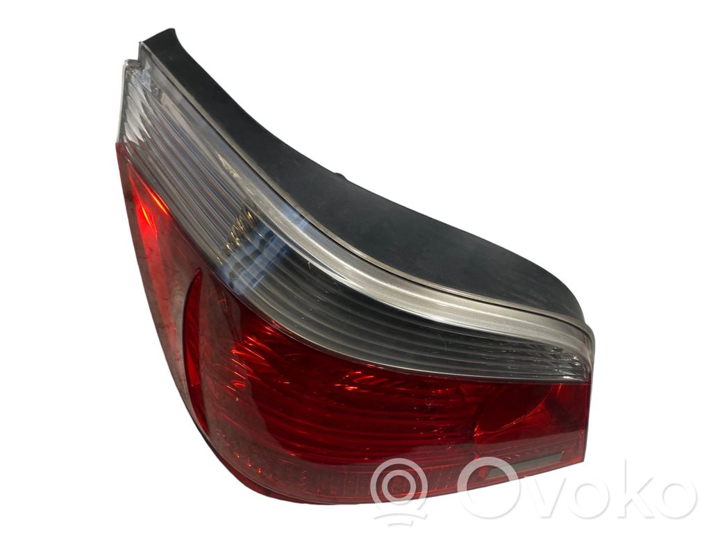 Задний фонарь в кузове