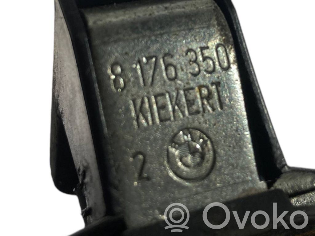 Priekšpusē slēdzenes cilpa