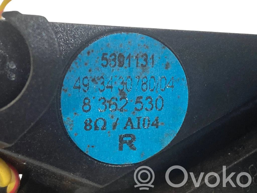 Динамик(и) в передней двери