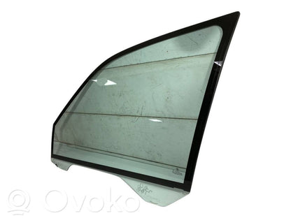 priekšējo durvju stikls (četrdurvju mašīnai)