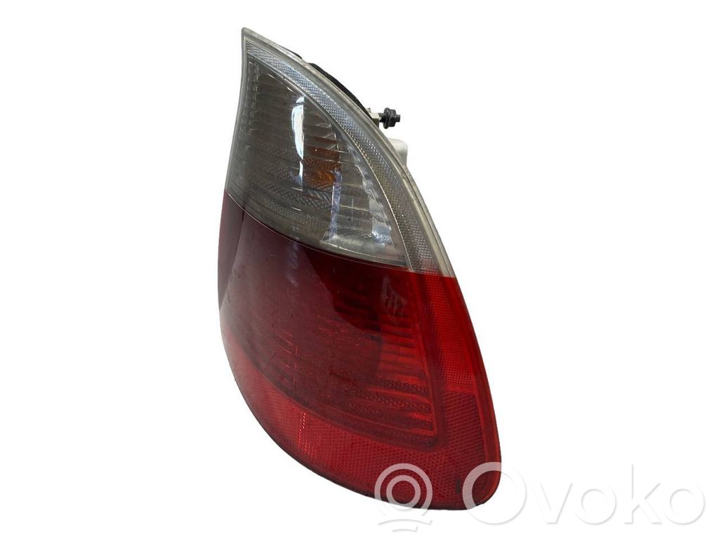 Aizmugurējais lukturis virsbūvē