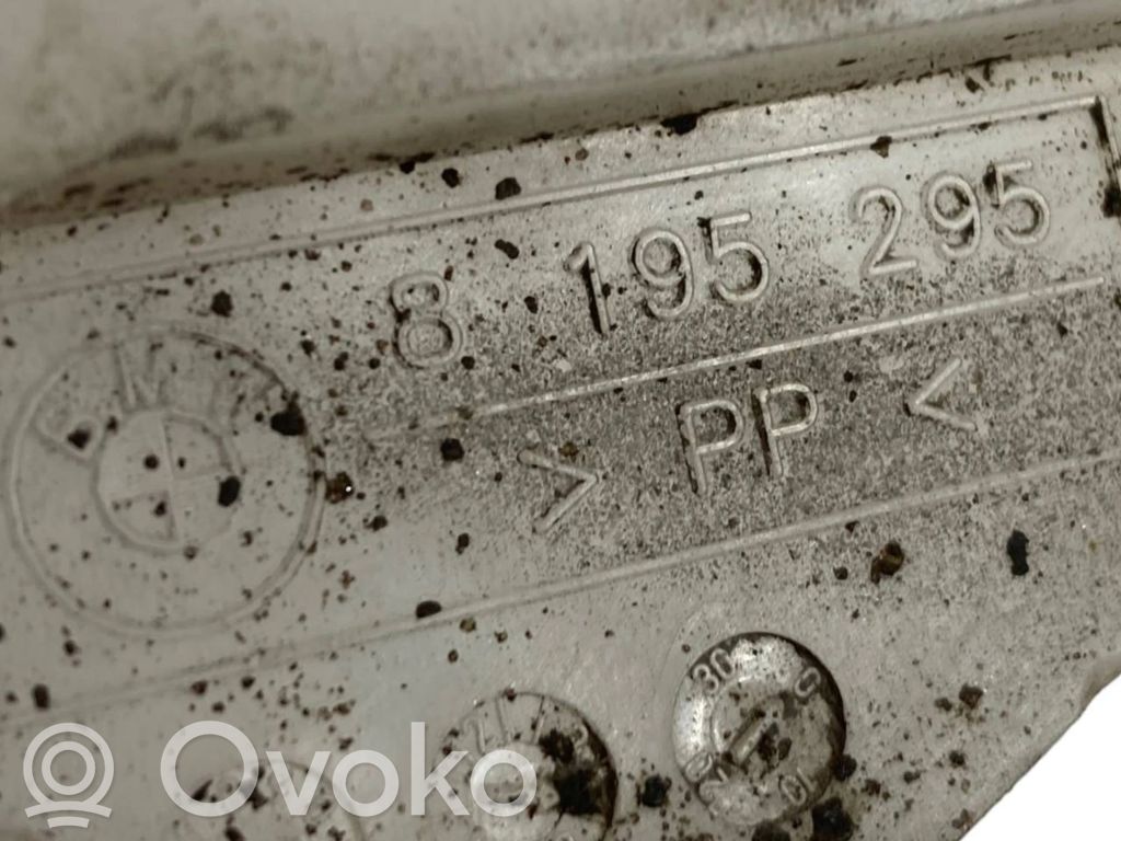 Priekšpusē bampera turētājs