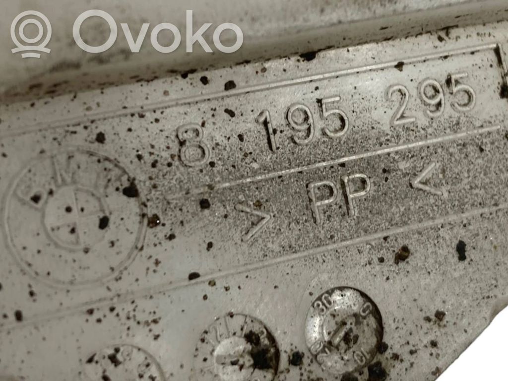 Priekšpusē bampera turētājs