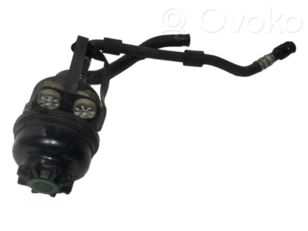 Stūres pastiprinātāja šķidruma tvertne