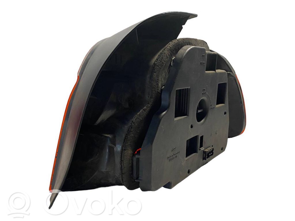 Aizmugurējais lukturis virsbūvē