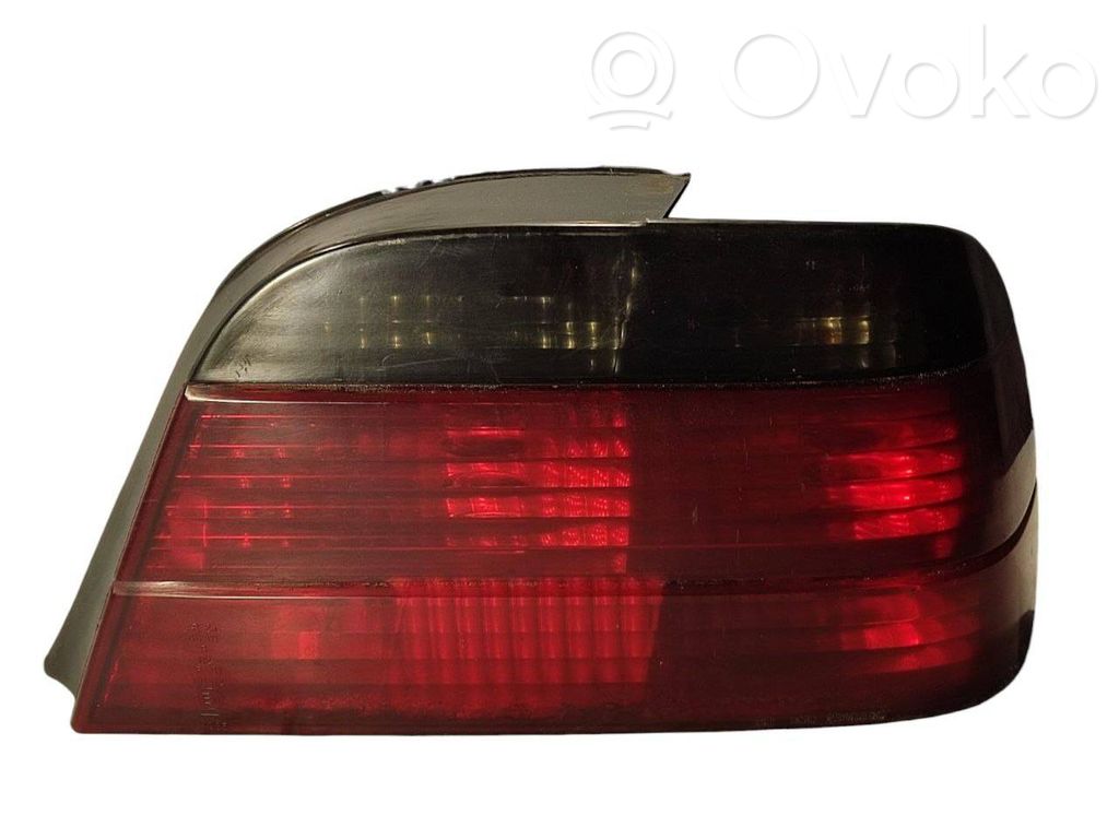 Aizmugurējais lukturis virsbūvē