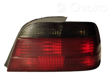 Aizmugurējais lukturis virsbūvē