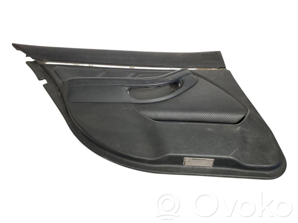 Apšuvums aizmugurējām durvīm