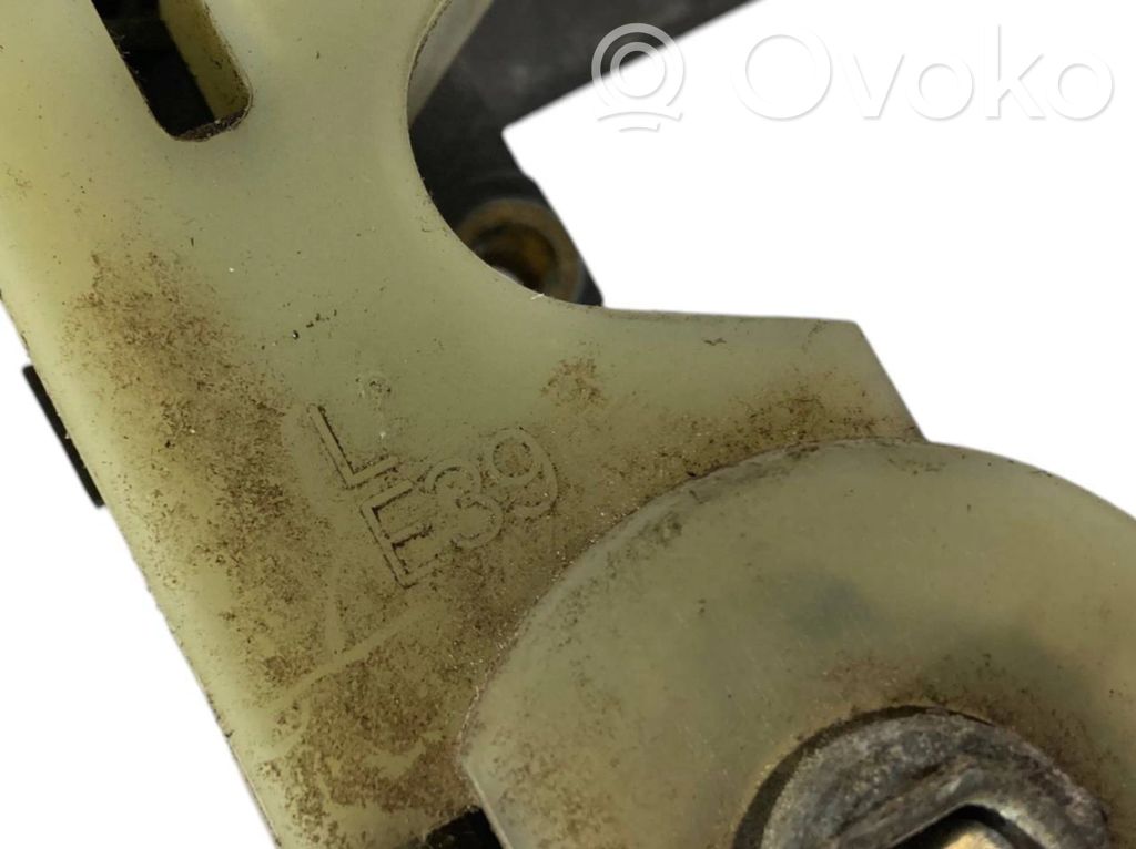 Priekšpusē turētājs / kronšteins ārējam atvēršanas rokturim