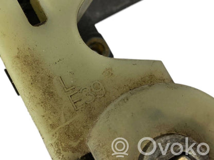 Priekšpusē turētājs / kronšteins ārējam atvēršanas rokturim