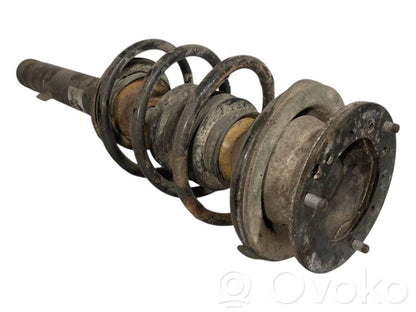 Priekšpusē amortizators ar atsperi