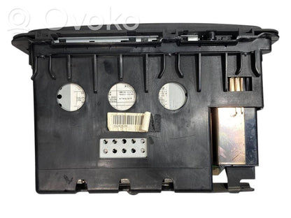 Radio / CD/DVD atskaņotājs / navigācija