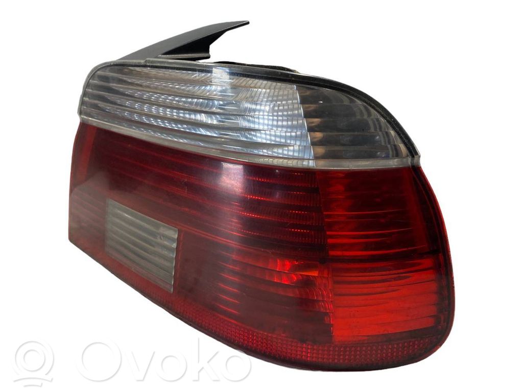 Aizmugurējais lukturis virsbūvē