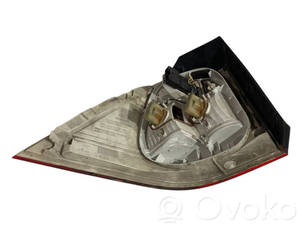 Aizmugurējais lukturis virsbūvē