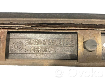 Priekšpusē durvju dekoratīvā apdare (moldings)