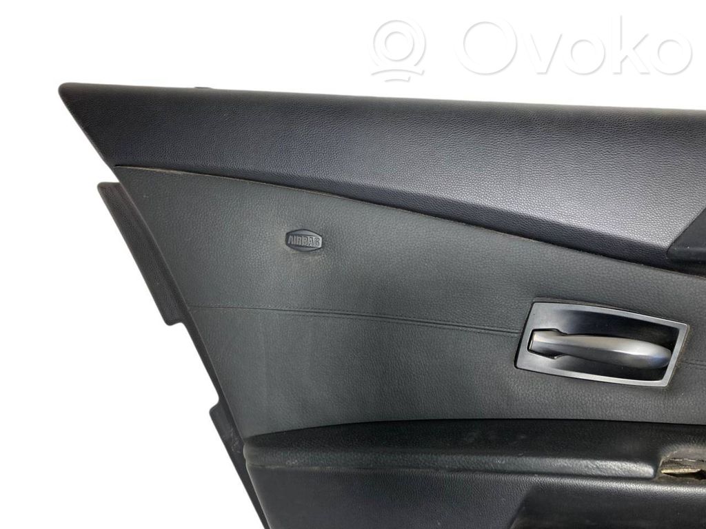 Apšuvums aizmugurējām durvīm