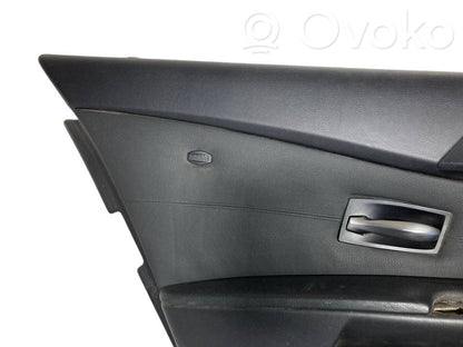 Apšuvums aizmugurējām durvīm