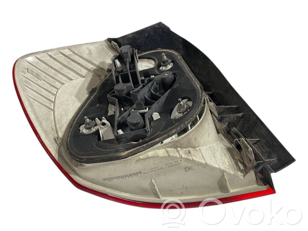 Aizmugurējais lukturis virsbūvē