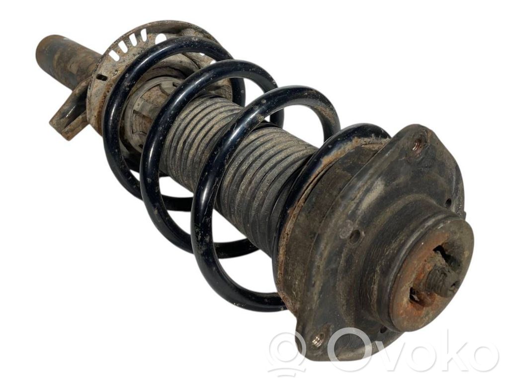 Priekšpusē amortizators ar atsperi