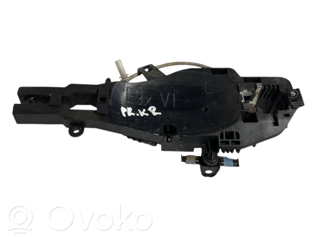 Priekšpusē turētājs / kronšteins ārējam atvēršanas rokturim