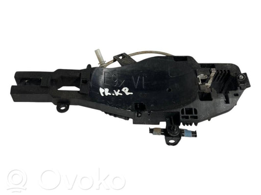 Priekšpusē turētājs / kronšteins ārējam atvēršanas rokturim