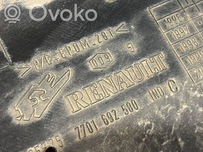 Priekšpusē durvju dekoratīvā apdare (moldings)