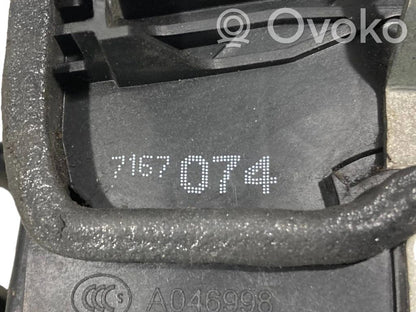 Priekšpusē slēdzene