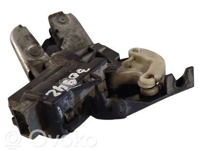 Aizmugurējā pārsega slēdzene