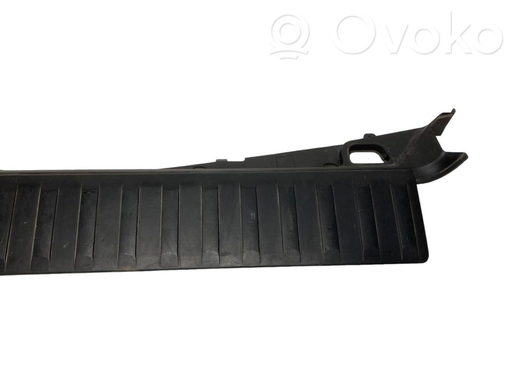 Bagāžnieka sānu apakšējās apdares panelis