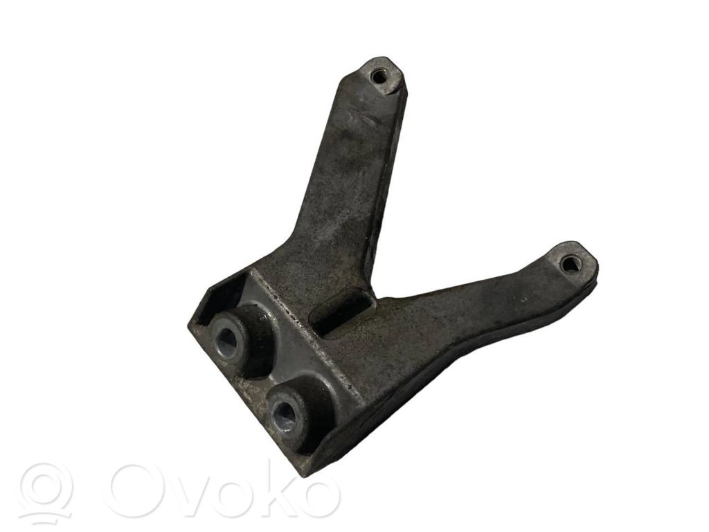 Engine mounting bracket
