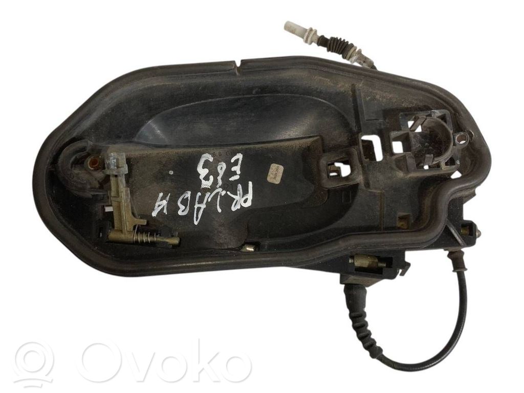 Priekšpusē turētājs / kronšteins ārējam atvēršanas rokturim