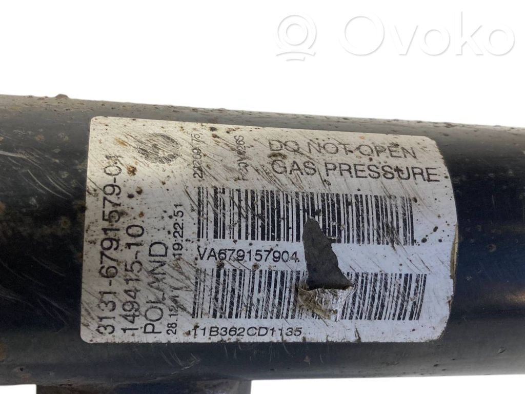 Priekšpusē amortizators ar atsperi